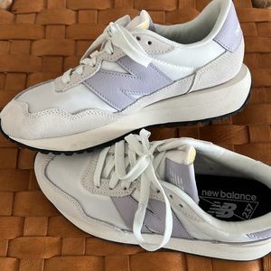 New Balance Women’s 237 sneaker- white with lavender  size 7